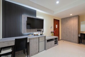 In-room safe, desk, laptop workspace, free WiFi - Square One Hotel Patong (Patong)