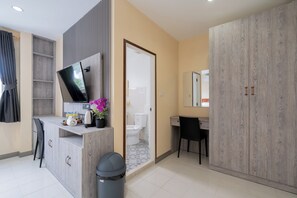 In-room safe, desk, laptop workspace, free WiFi - Square One Hotel Patong (Patong)