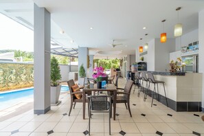 Outdoor pool - Square One Hotel Patong (Patong)