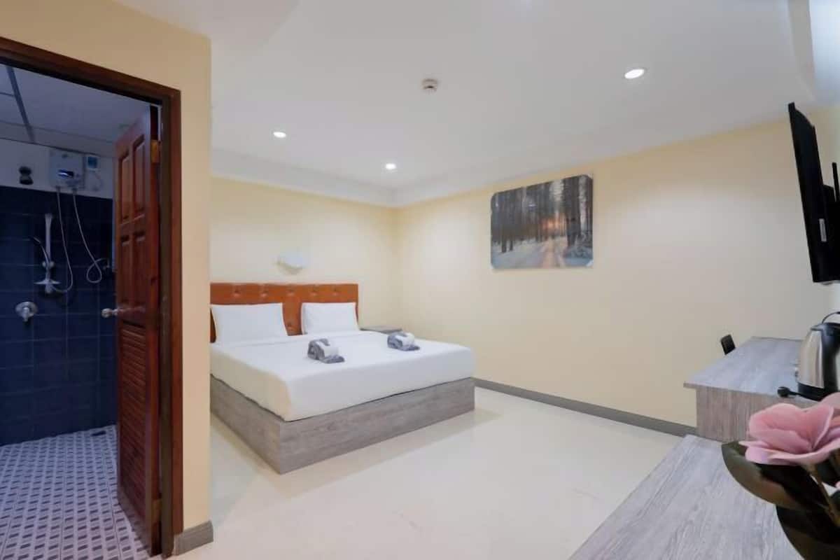 In-room safe, desk, laptop workspace, free WiFi