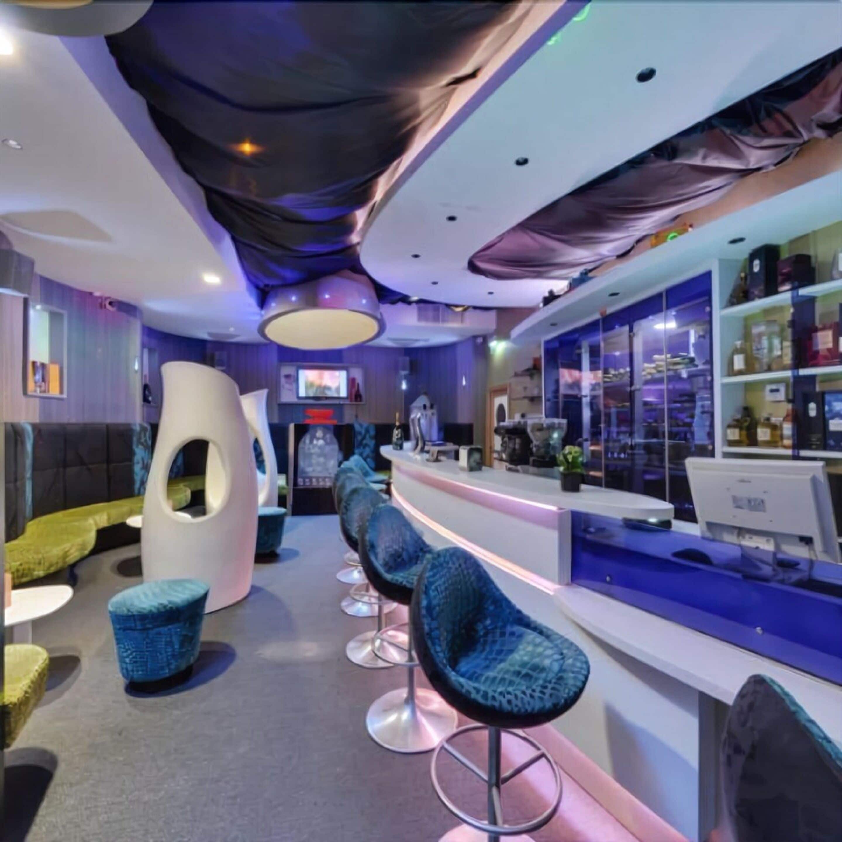 2 bars/lounges, cocktail bar