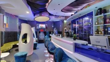 2 bars/lounges, cocktail bar