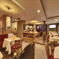 Desayuno buffet diario (EUR 13 por persona)