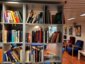 Library - Laivahostel S/S Bore (Turku)