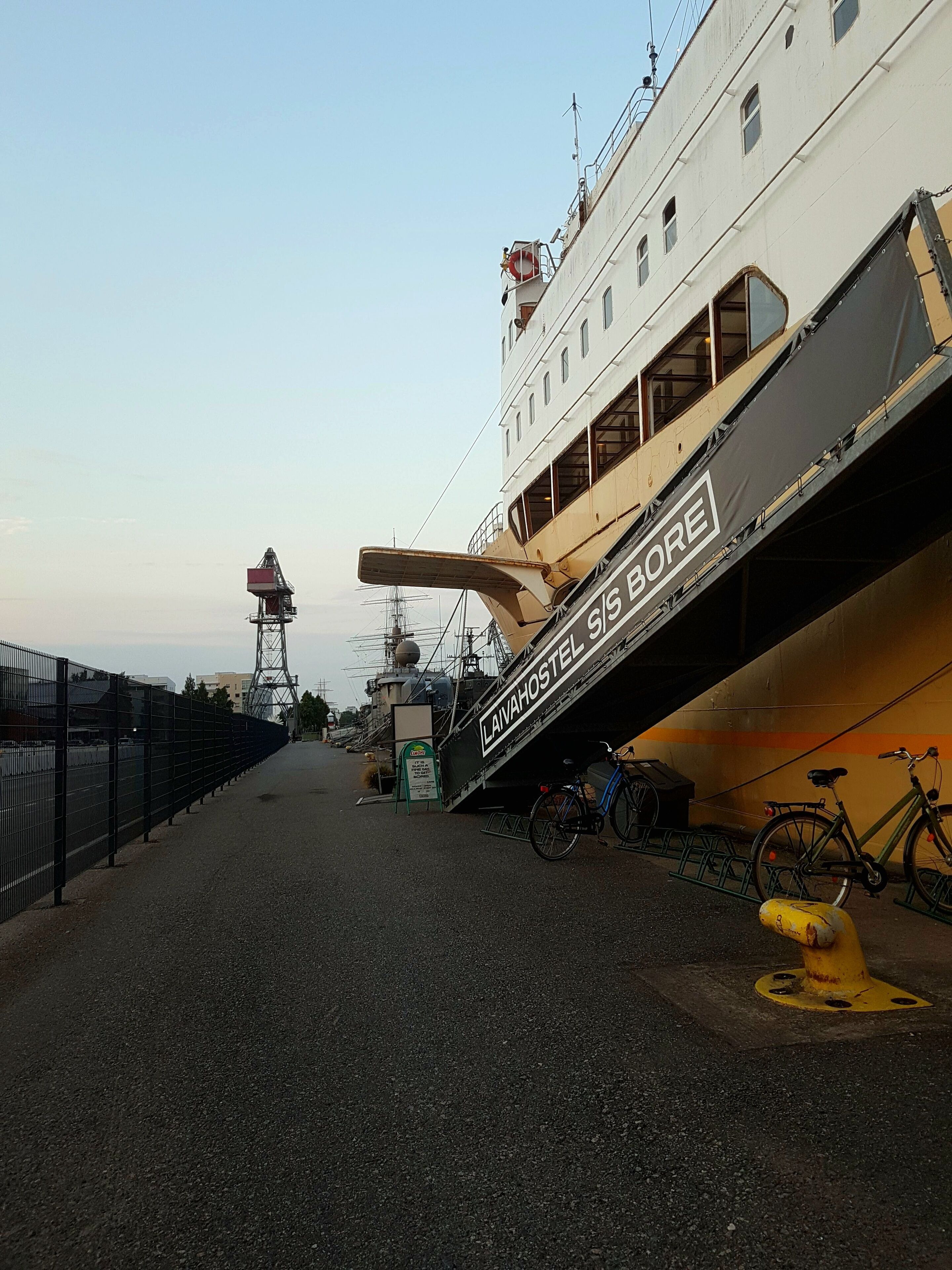 Un barco con un letrero que dice 'LAVAHOSTEL S/S BORE' atracado en un puerto.