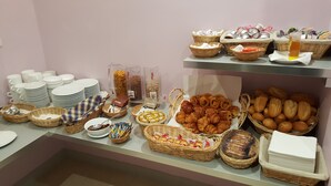Een buffet met diverse gerechten en bestek.
