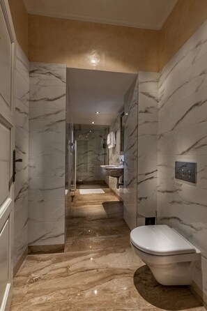 Quarto triplo luxo | Banheiro | Chuveiro, produtos de toalete de grife, secador de cabelo, chinelos