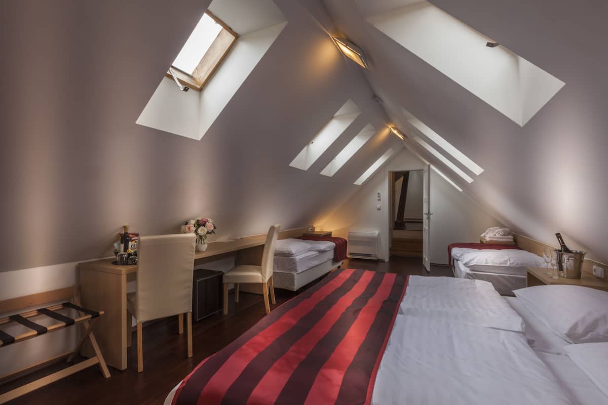 Deluxe vierpersoonskamer | Een minibar, een kluis op de kamer, een bureau, gratis wifi