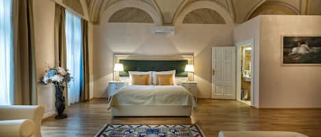 Suite Royal | Minibar, caja de seguridad en la habitación, escritorio y wifi gratis