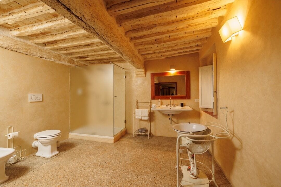 Suite | Badkamer | Een douche, een haardroger, pantoffels, handdoeken