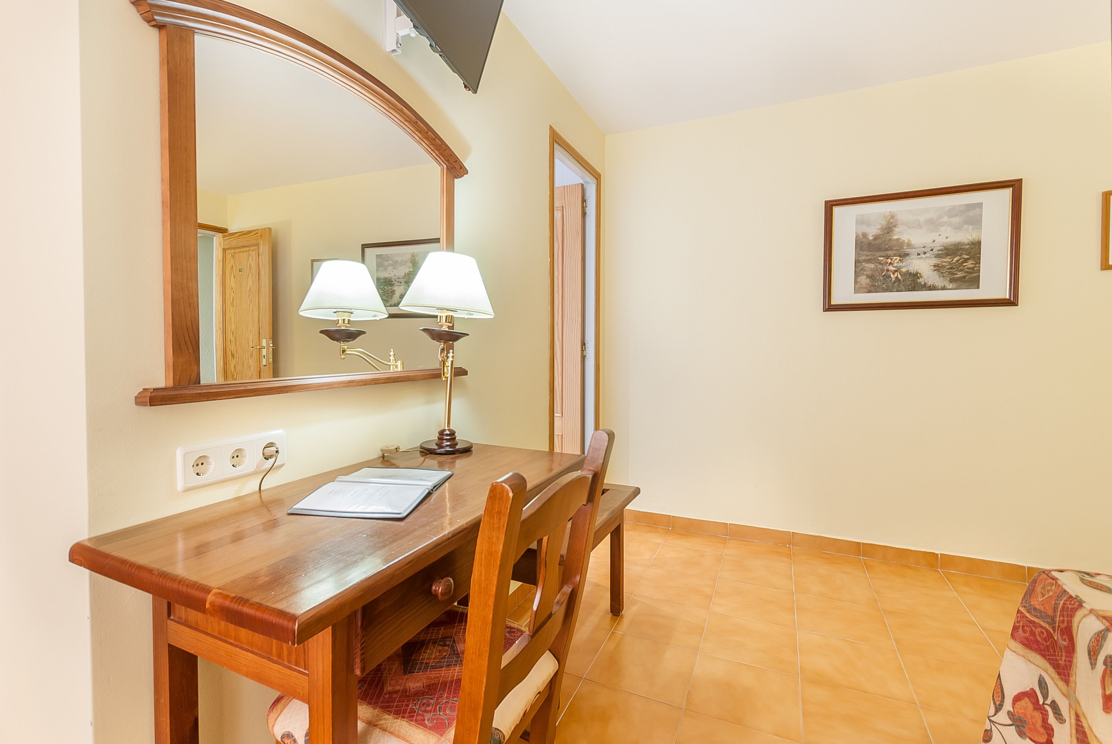 desk, free wifi, bed sheets