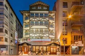 A hotel with a traditional European architectural style, featuring a prominent balcony on the second floor and a sign indicating it is a Monte Carlo Hotel. - Hotel Montecarlo (Encamp)
