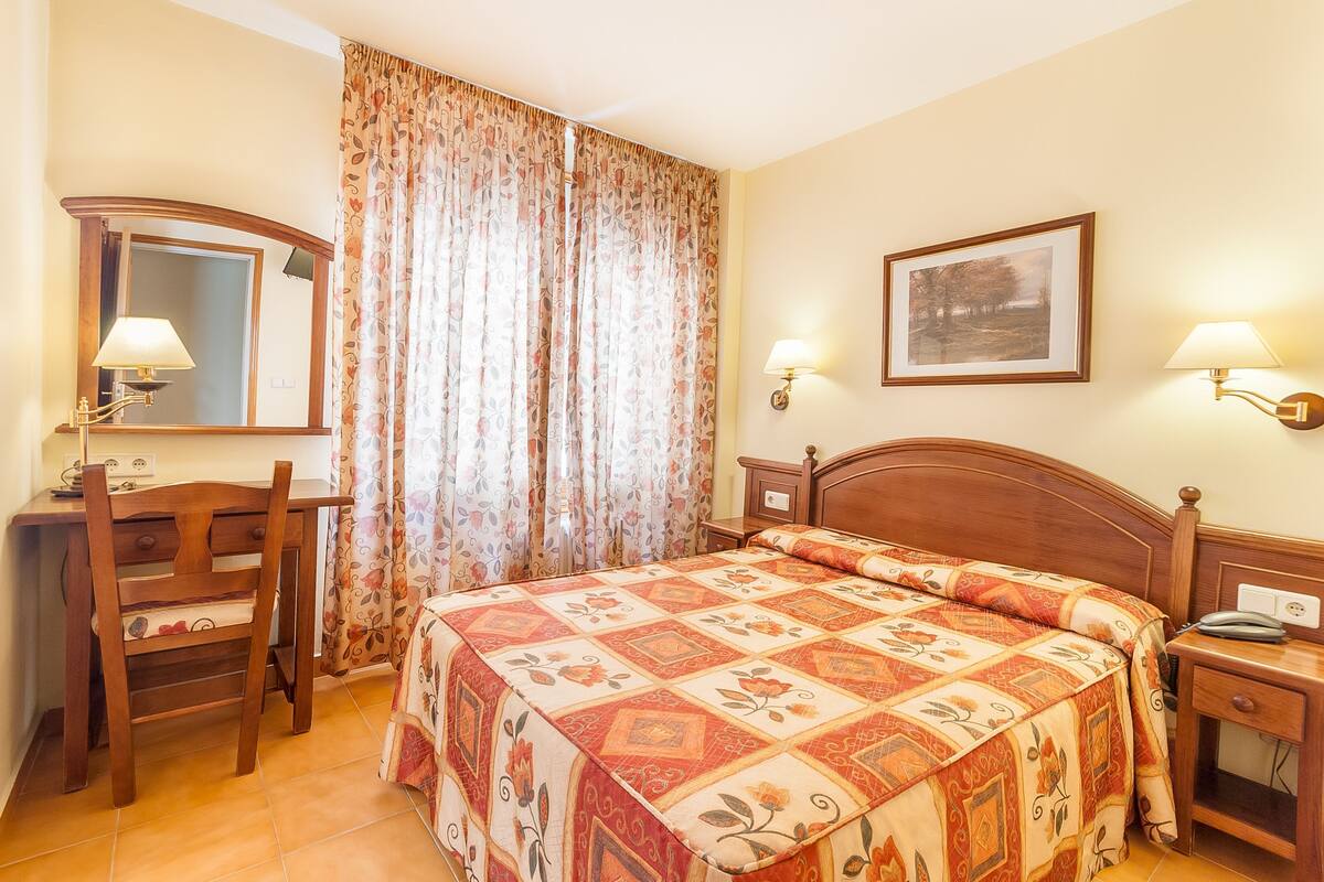 Quarto casal ou duplo standard | Escrivaninha, Wi-Fi de cortesia, roupa de cama