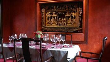 Breakfast, lunch, dinner served; Thai cuisine