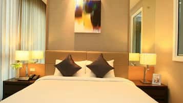 Egyptian cotton sheets, premium bedding, in-room safe, desk