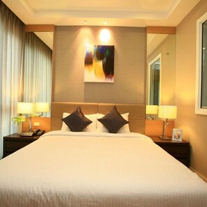 Egyptian cotton sheets, premium bedding, in-room safe, desk - 39 Boulevard Executive Residence (Bangkok)