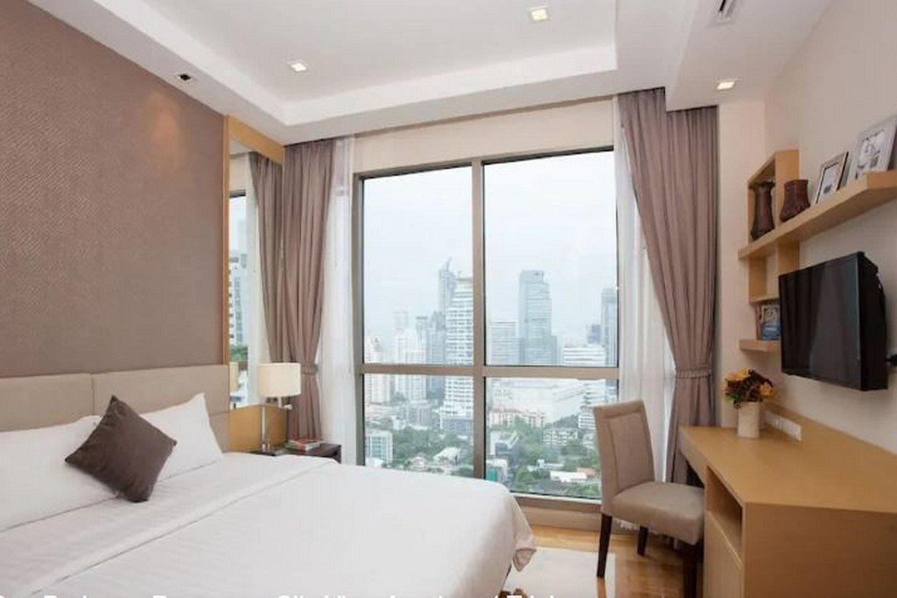 Egyptian cotton sheets, premium bedding, in-room safe, desk