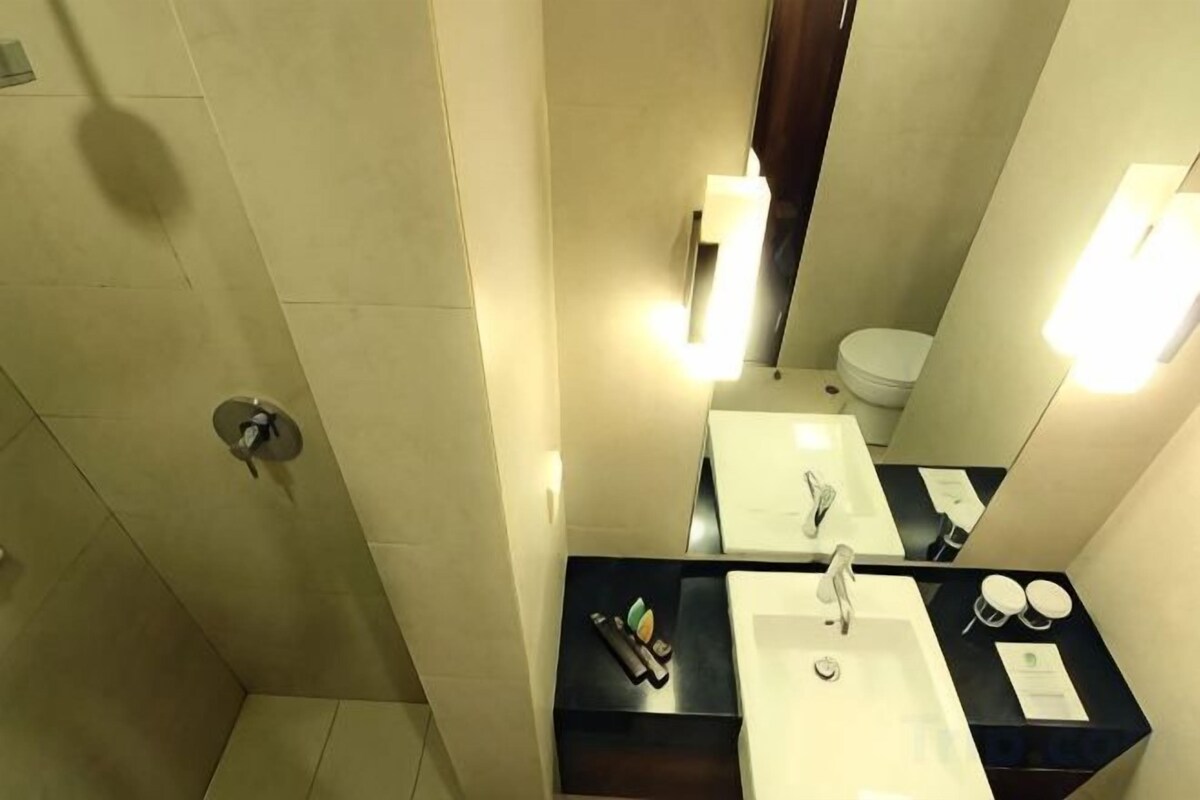 Badezimmer | Dusche, kostenlose Toilettenartikel, Haartrockner