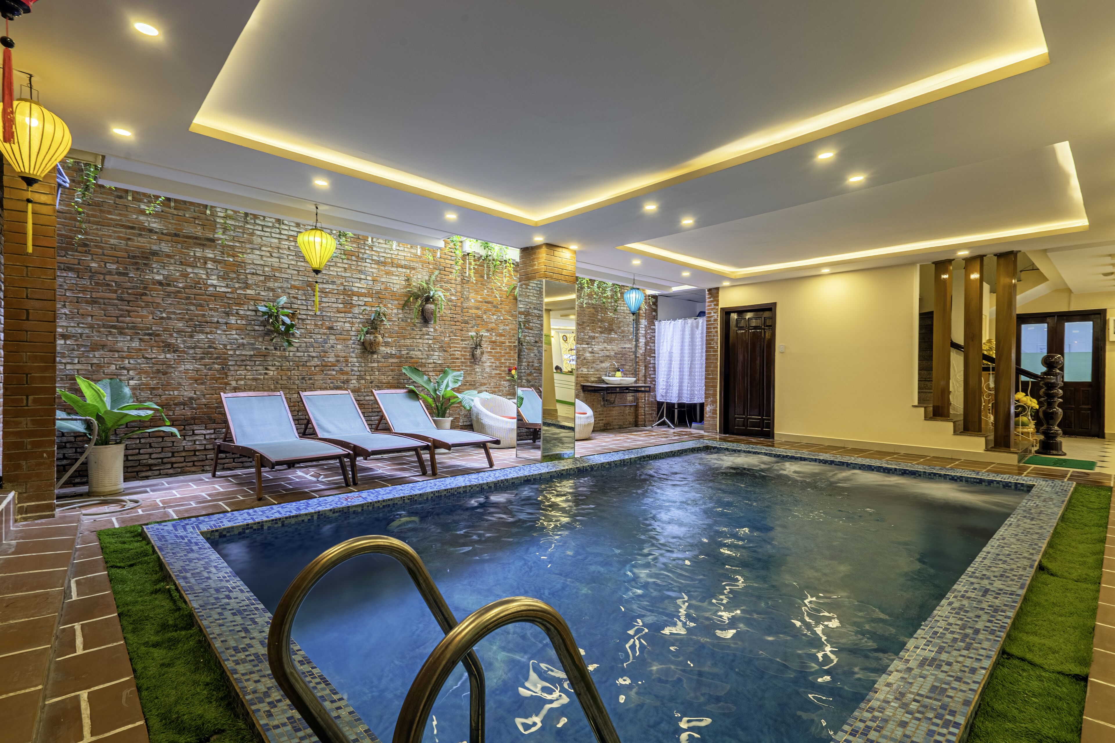 Indoor pool, sun loungers