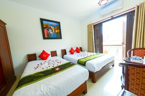 Minibar, caja de seguridad en la habitación y escritorio 