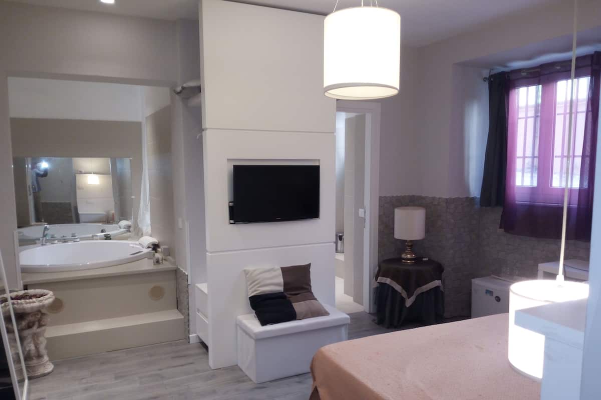 Superior Suite, Jetted Tub | Desk, laptop workspace, soundproofing, free WiFi