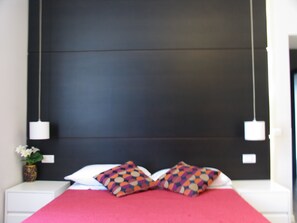 Skrivebord, skrivebord for bærbar PC, lydisolert og wi-fi (inkludert)