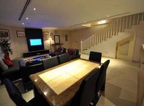 Apartment, 3 Schlafzimmer | Wohnbereich | LED-Fernseher, DVD-Player