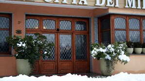 A building with a sign reading "HOTEL CITTA' DEI MI". - Hotel Città Dei Mille (Bergamo)