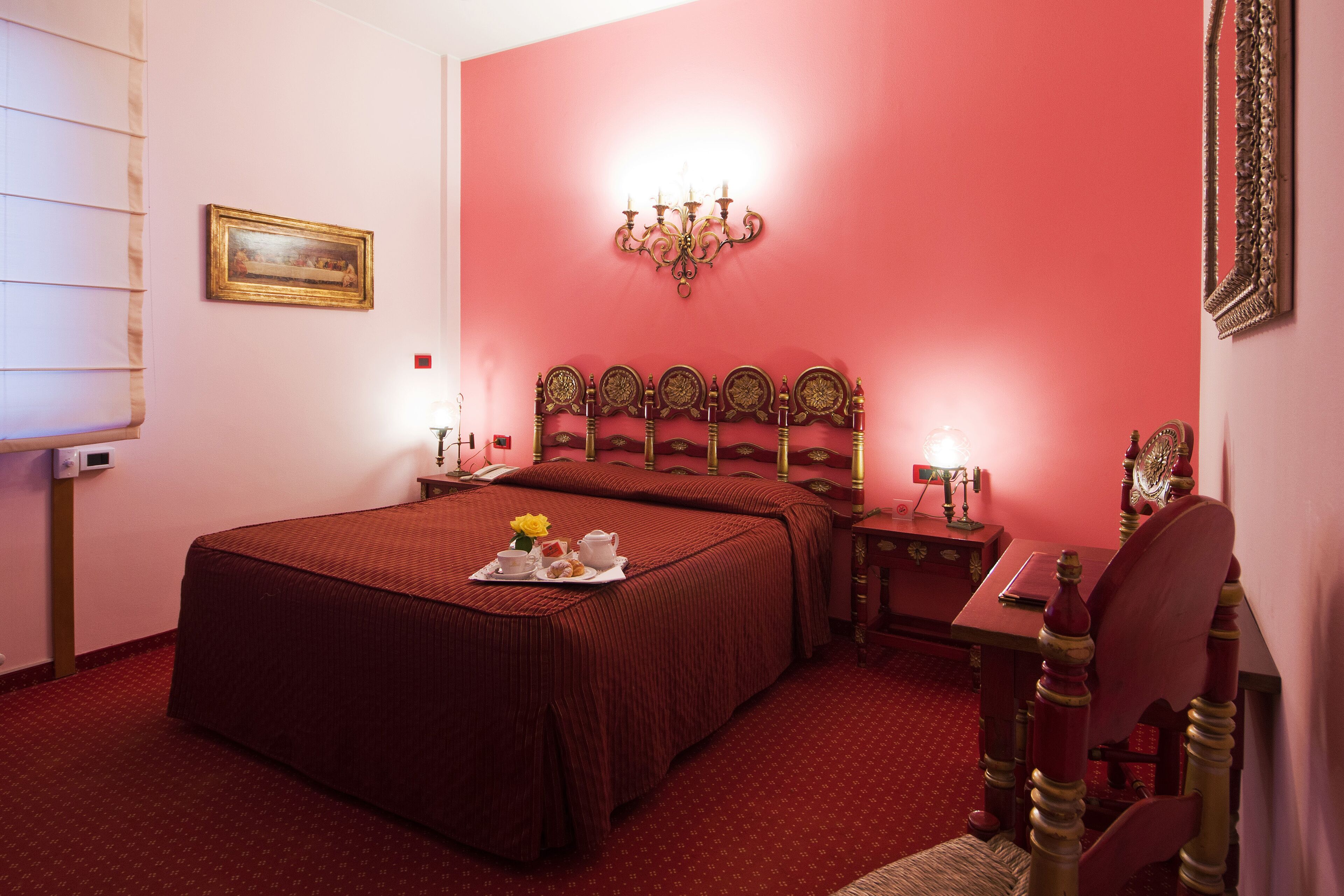Minibar, escritorio, wifi gratis y ropa de cama 