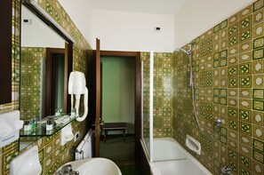 Loft | Badkamer | Een bad/douchecombinatie, gratis toiletartikelen, een haardroger