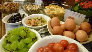 Café da manhã com buffet grátis todos os dias