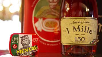 Eine Flasche 1 Mille 150 Wein und eine Dose Mentai mit historischer Beschriftung.
