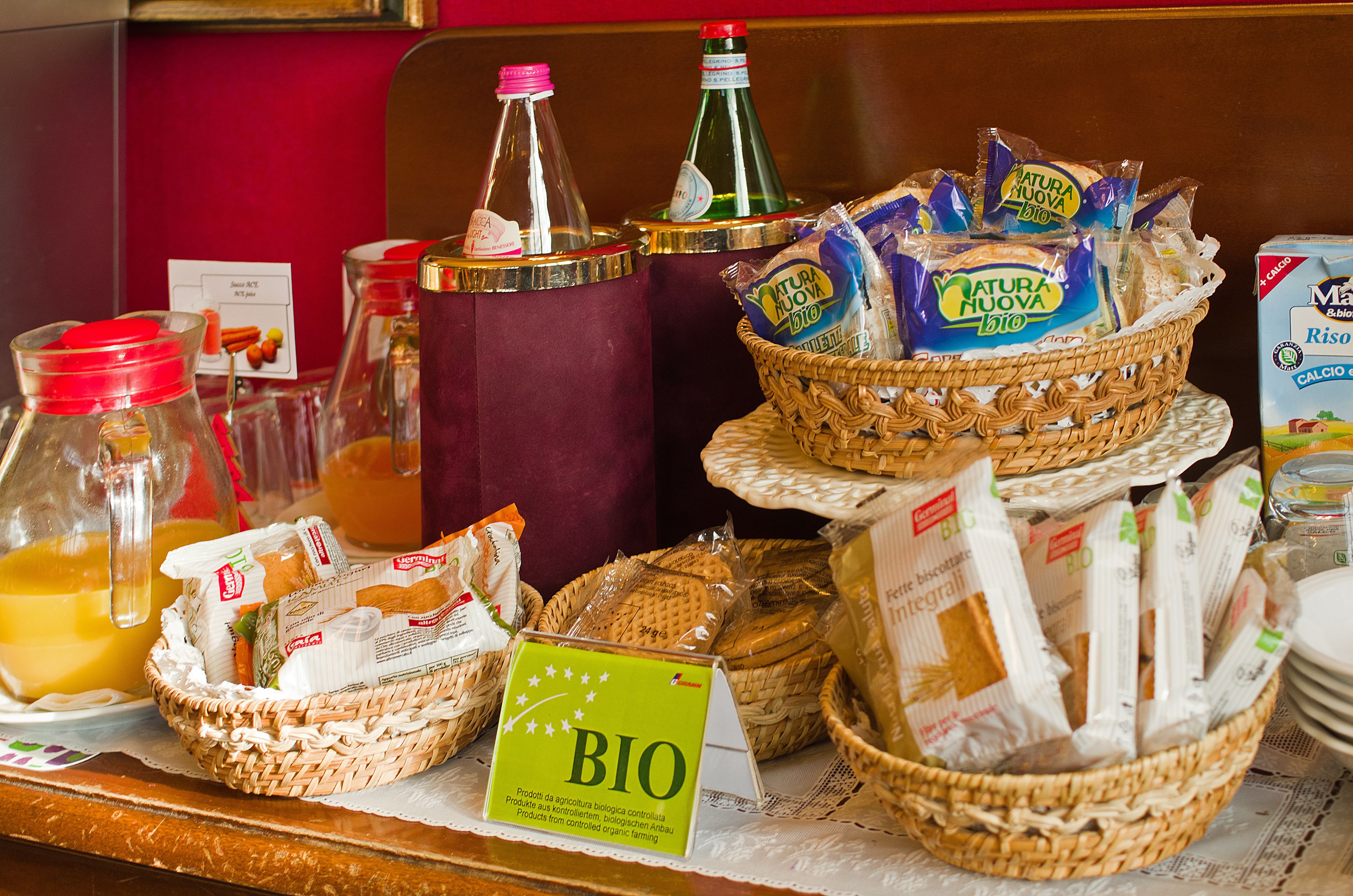 Eine Auswahl an biologischen Produkten, darunter Brot, Getränke und Snacks.