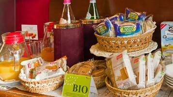 Eine Auswahl an biologischen Produkten, darunter Brot, Getränke und Snacks.