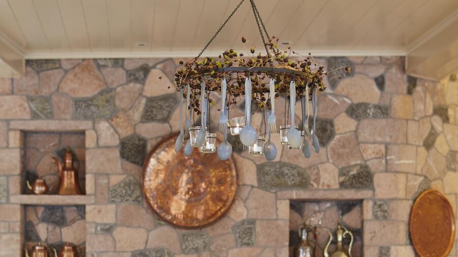 To Balcony tis Agorianis