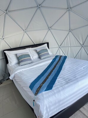 Dome Tent | Verdunkelungsvorhänge, kostenloses WLAN, Bettwäsche