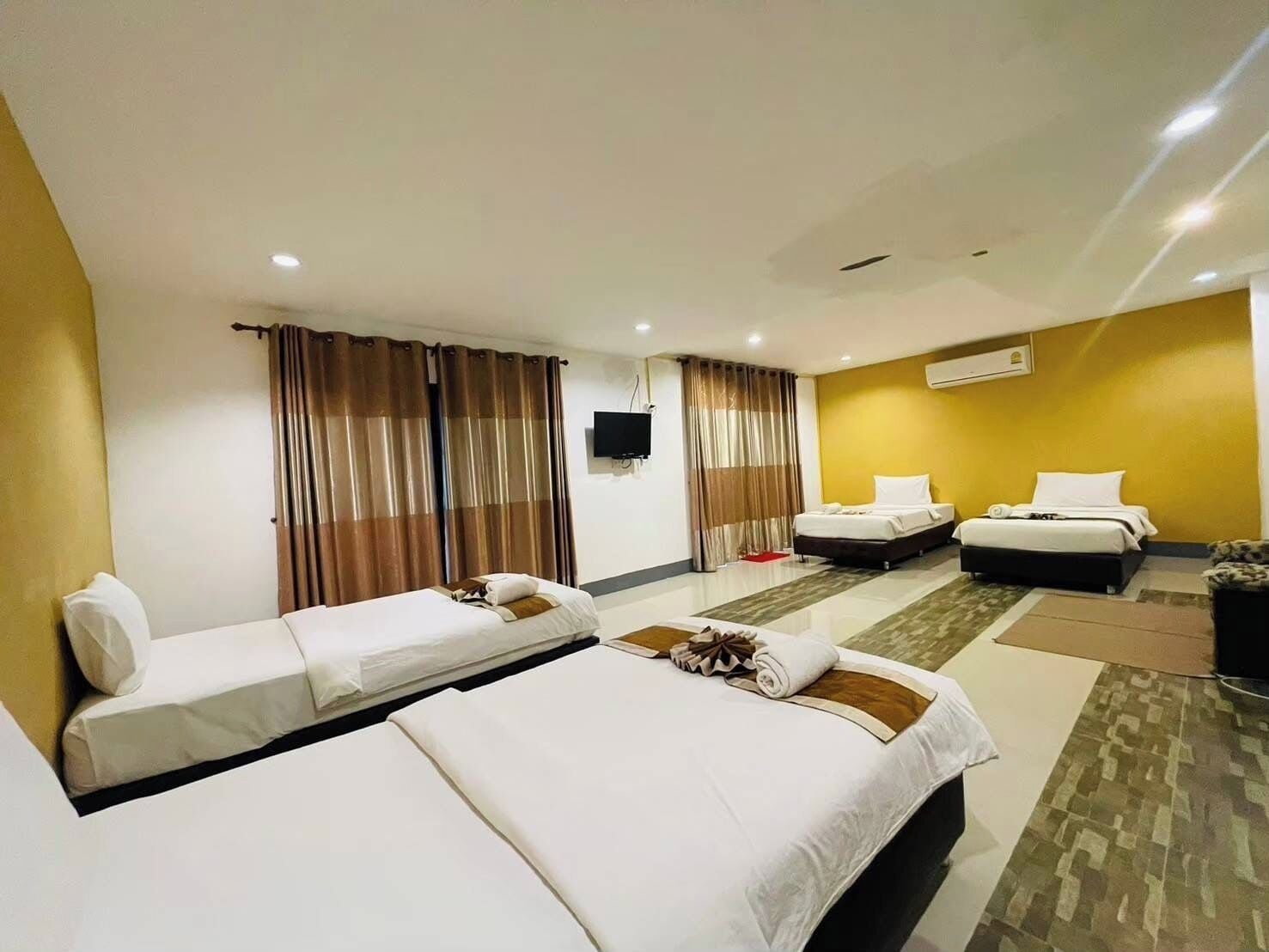 Family Room 4 Single Bed | 遮光カーテン、WiFi (無料)、ベッドシーツ