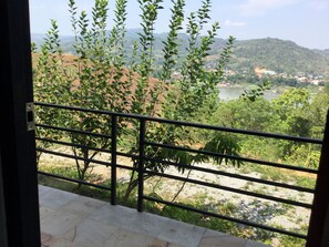 Classic Room 3 Single Bed | Balcony