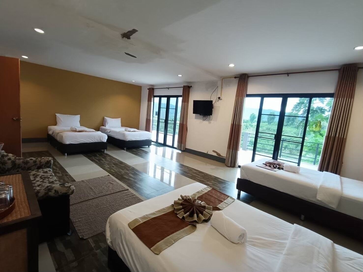 Family Room 4 Single Bed | 遮光カーテン、WiFi (無料)、ベッドシーツ