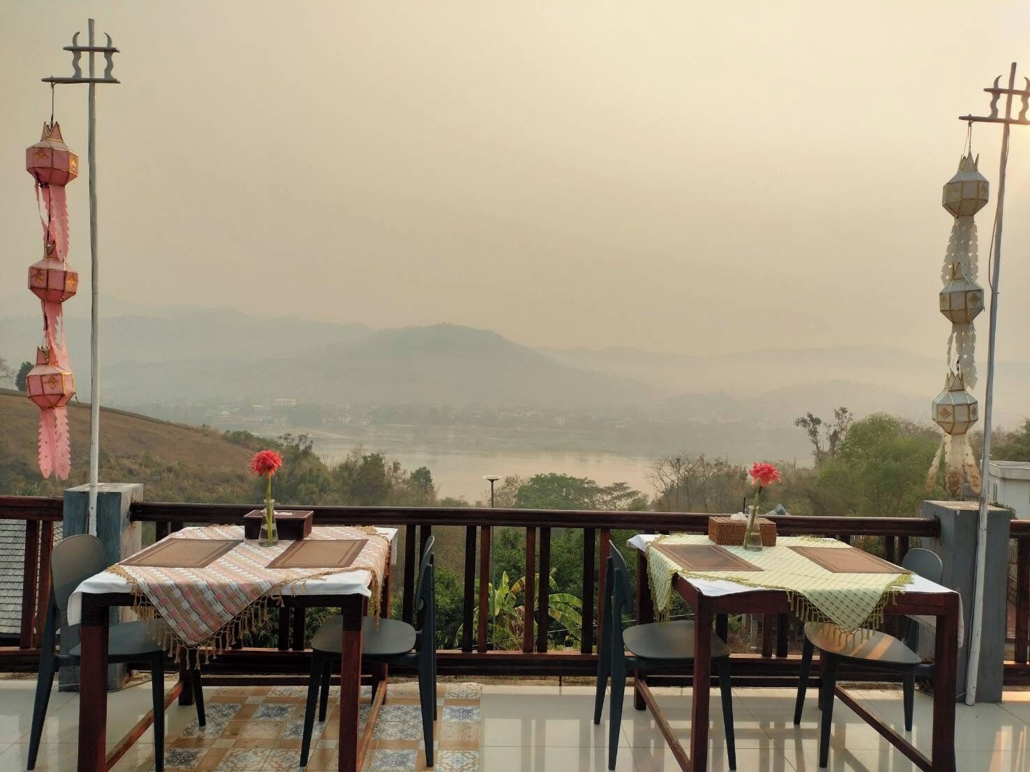 Desayuno con opciones de la cocina local diario (THB 200 por persona)