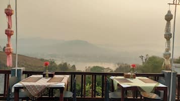 Desayuno con opciones de la cocina local diario (THB 200 por persona)