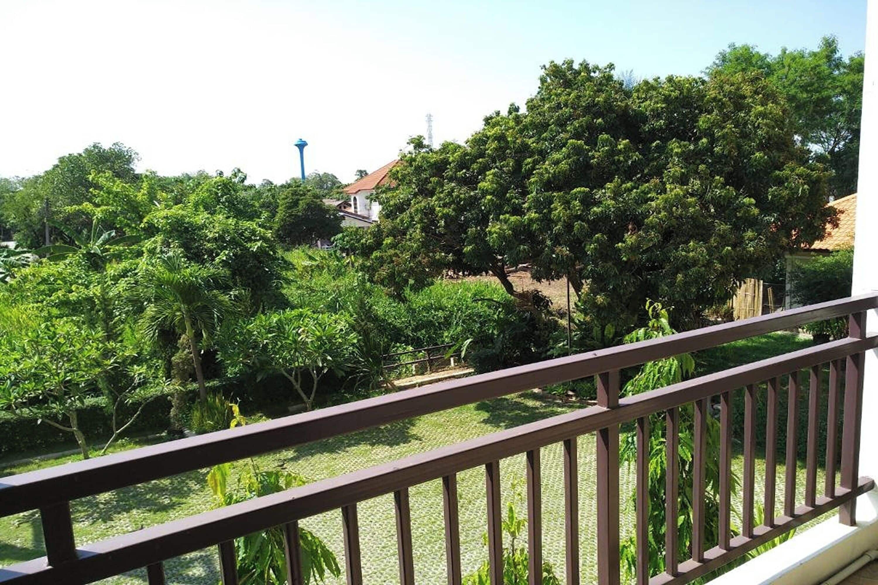 Escritorio, wifi gratis y ropa de cama 