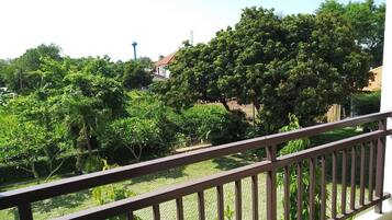 Escritorio, wifi gratis y ropa de cama