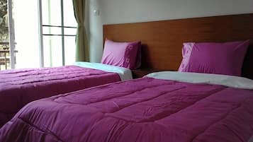 Twin Room | Desk, free WiFi, bed sheets