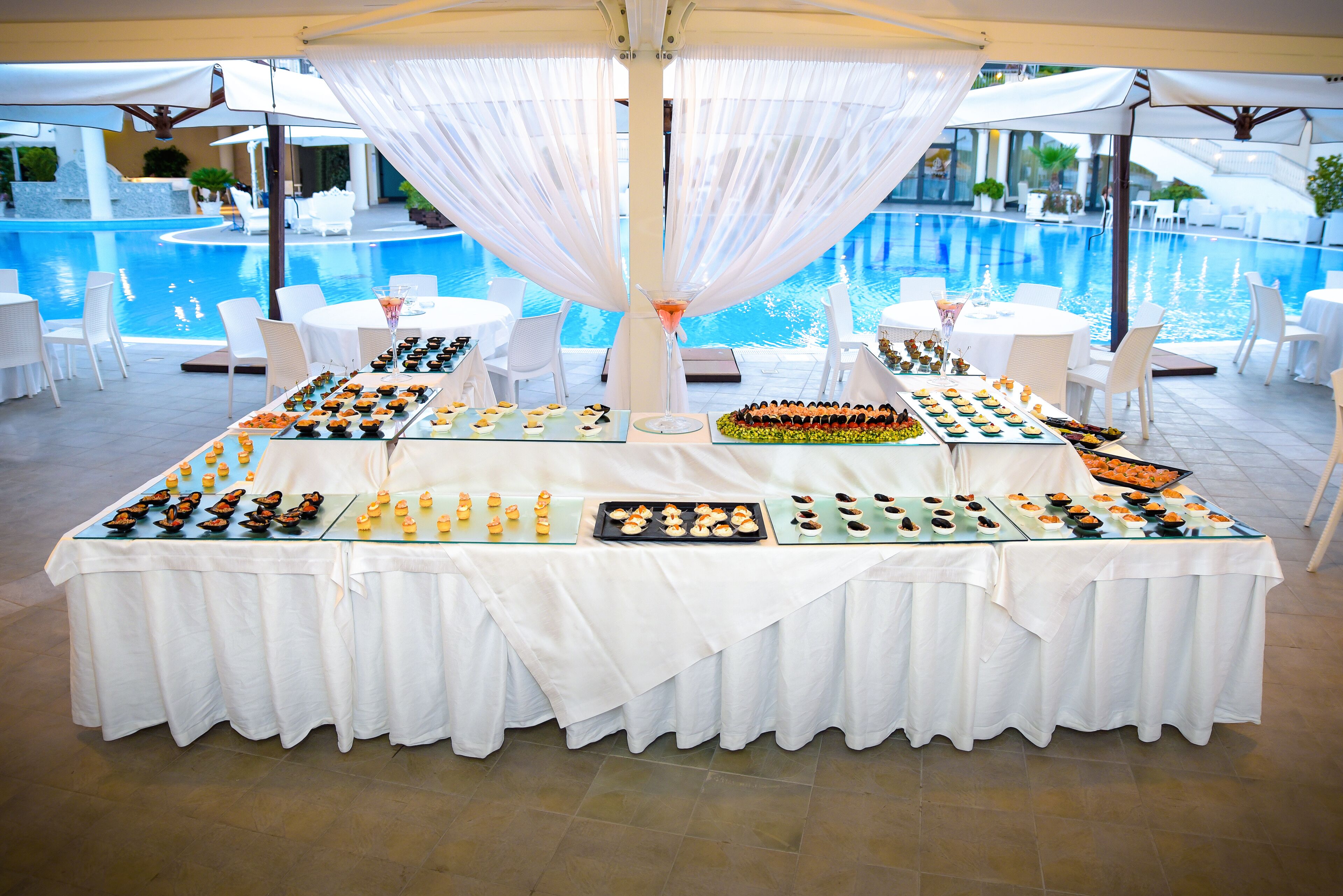 daily continental breakfast (eur 6 per person)