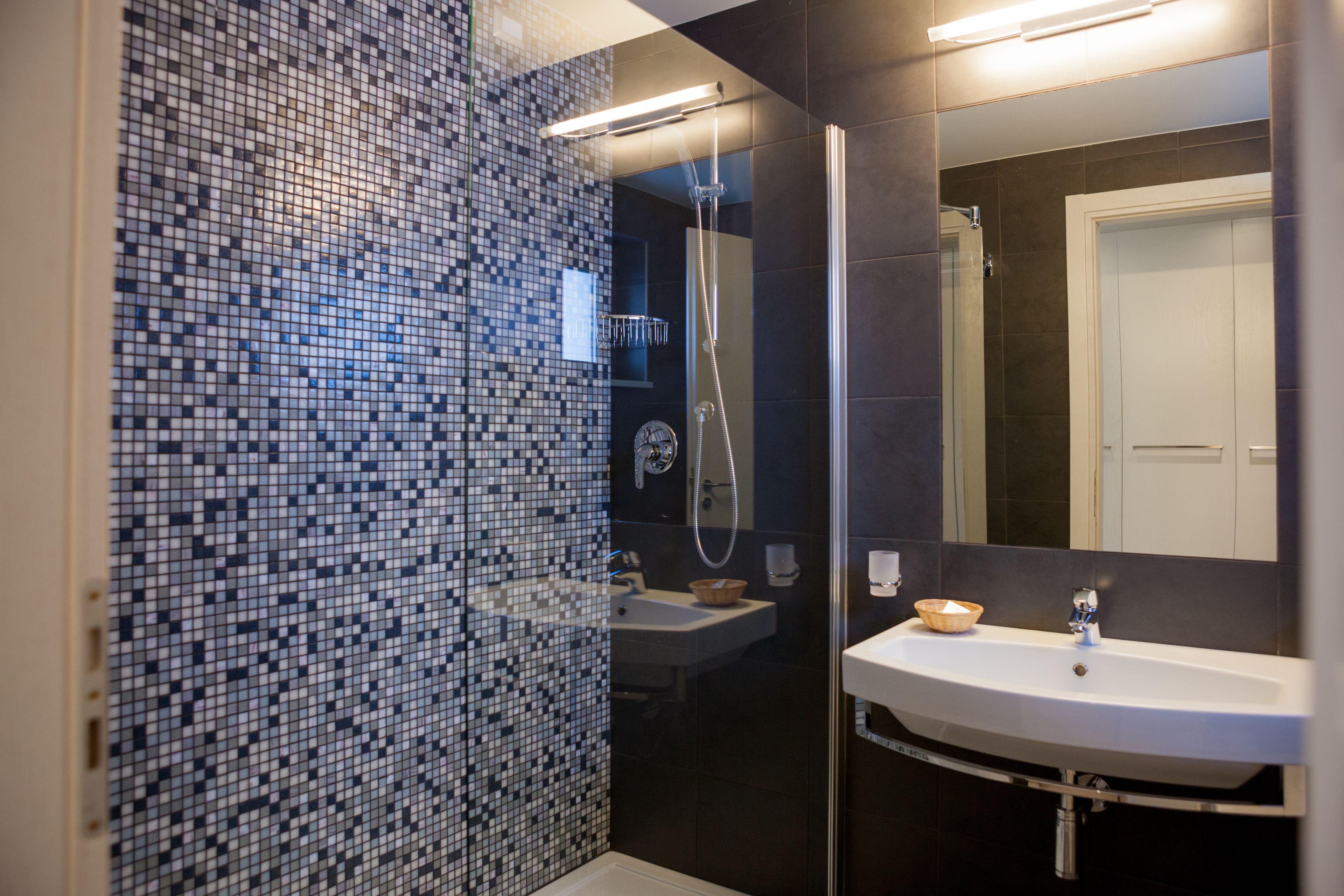 superior triple room, accessible, sea view | bathroom | shower, free toiletries, hair dryer, bidet