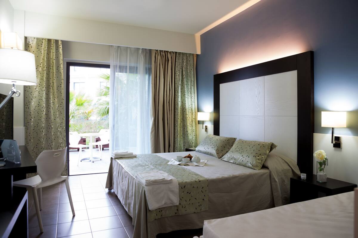 superior triple room, accessible, sea view | premium bedding, minibar, in-room safe, desk