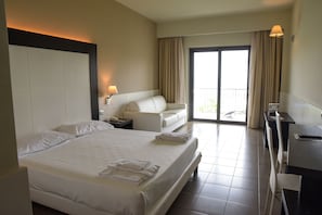 Chambre Triple Supérieure, accessible aux personnes à mobilité réduite, vue mer