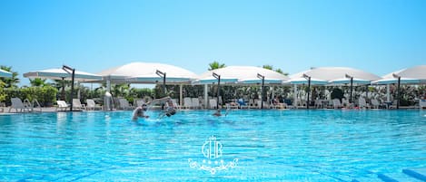 Piscine extérieure, parasols de plage, chaises longues