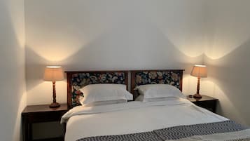 1 bedroom, premium bedding, desk, free cribs/infant beds